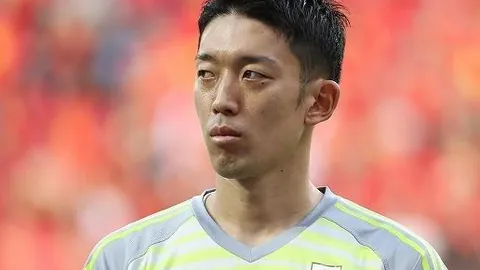 《和平精英》神秘新装揭晓：抢先鉴赏顶级皮肤海报，1月1日，星光璀璨，战斗在即！🌟🌜